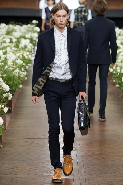 Look 11